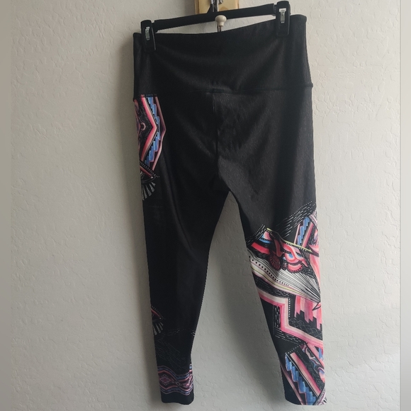 Onzie Flow black with geometric patterns active sports yoga leggings - Picture 3 of 11